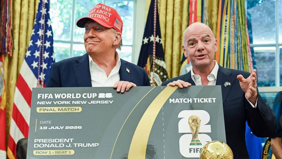 Donald Trump e Gianni Infantino posam com ingresso simbolico do Mundial.