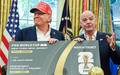 Donald Trump e Gianni Infantino posam com ingresso simbolico do Mundial. (Foto: Reproducao / Imago