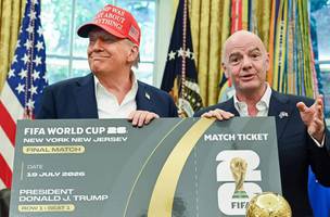 Donald Trump e Gianni Infantino posam com ingresso simbolico do Mundial. (Foto: Reproducao / Imago)
