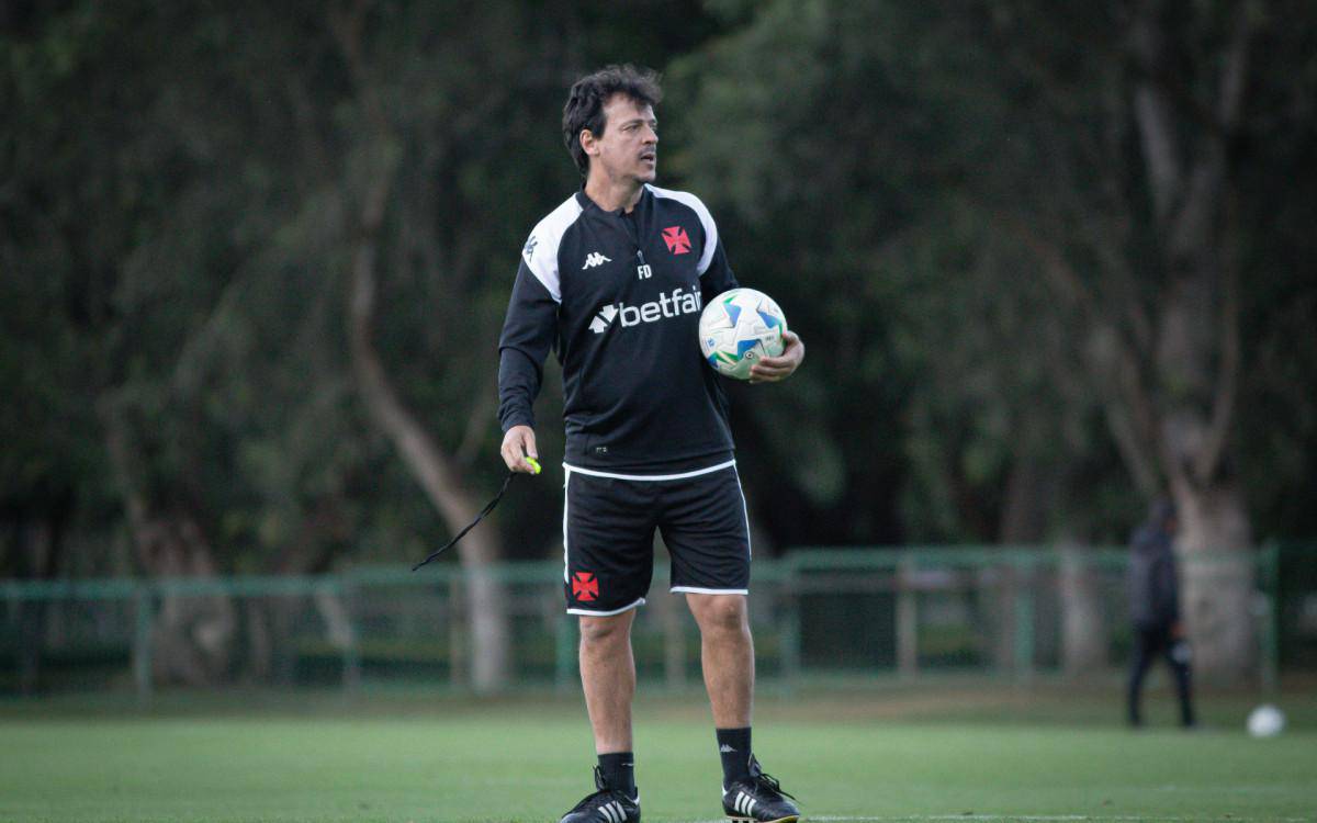 Fernando Diniz em treino do Vasco