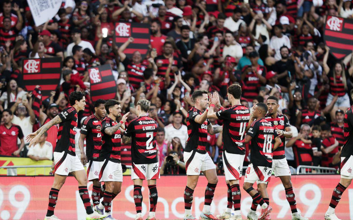 Jogadores do Flamengo celebram gol de Arrascaeta sobre o Gremio, no Maracana