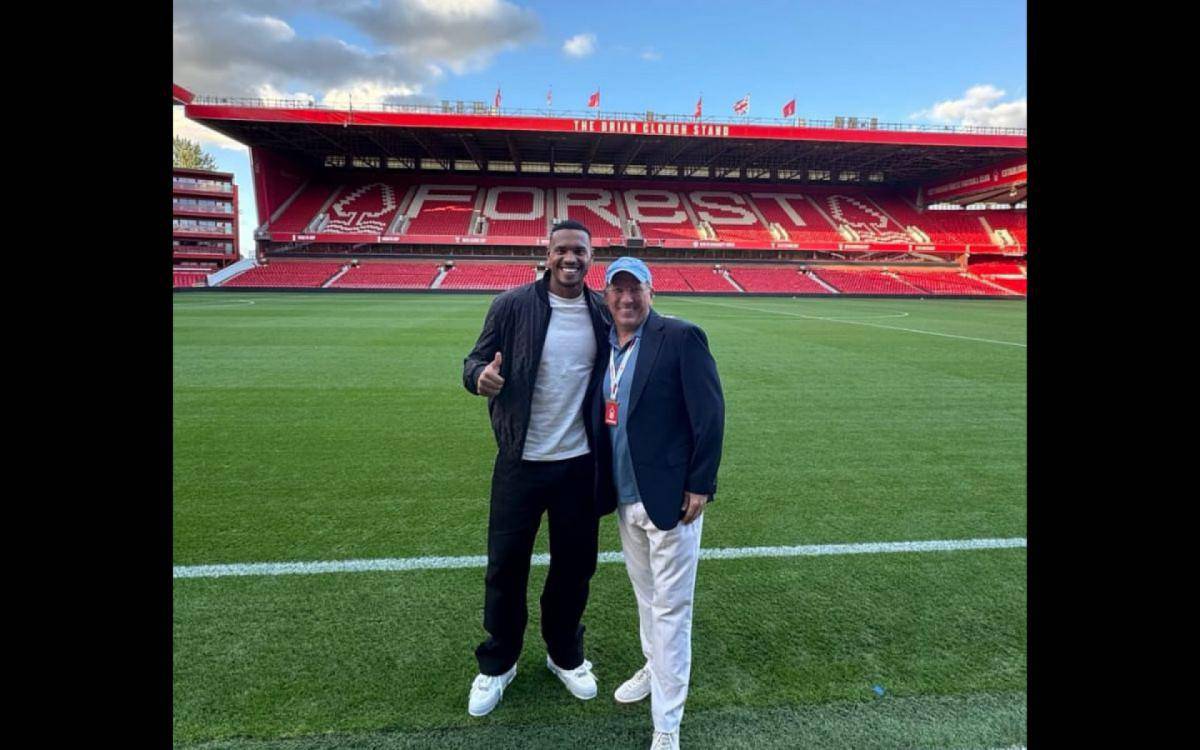 John e John Textor no Estadio City Ground, a casa do Nottingham Forest, da Inglaterra