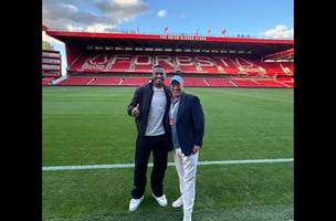 John e John Textor no Estadio City Ground, a casa do Nottingham Forest, da Inglaterra (Foto: Reproducao / Instagram @john_textor)