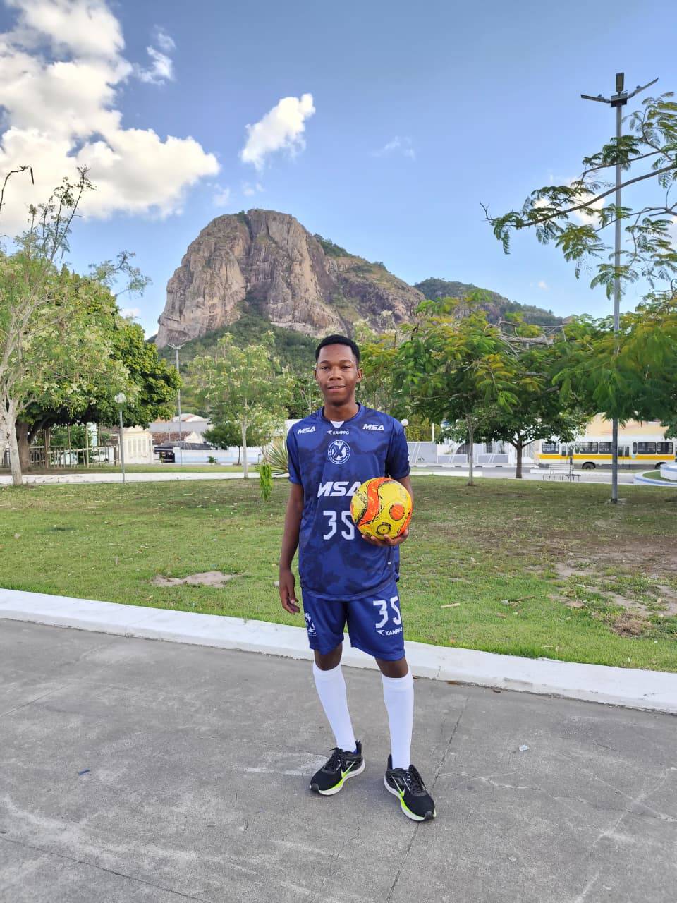 Jovem atleta Jeferson Reis Santos (Liro), da cidade de Tanquinho - Bahia, chega para buscar uma oportunidade no mercado do futebol...
