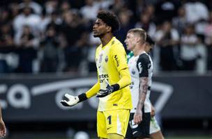 Menos de 24 horas apos o apito final, Hugo Souza precisaria estar na Neo Quimica Arena para a decisao com o Corinthians (Foto: JHONY INACIO/ENQUADRAR/ESTADAO CONTEUDO)