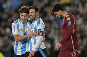 Messi se emocionou em possivel despedida da selecao na Argentina (Foto: JUAN MABROMATA / AFP)
