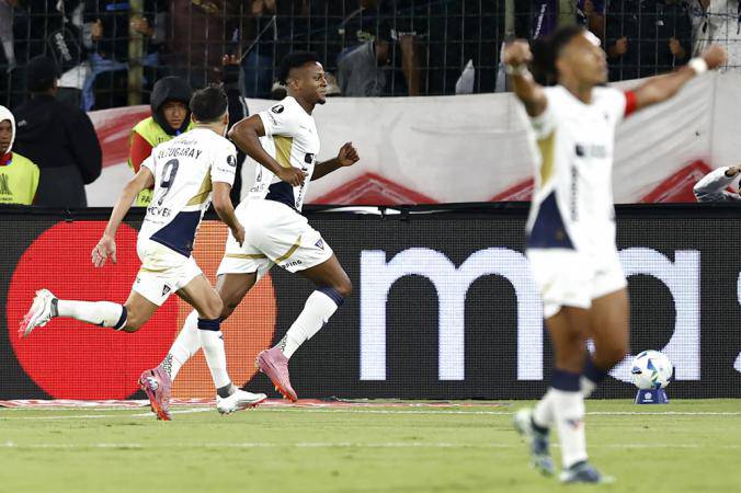 Michael Estrada comemora seu gol pelo LDU em partida contra o Sao Paulo nesta quinta-feira (18)