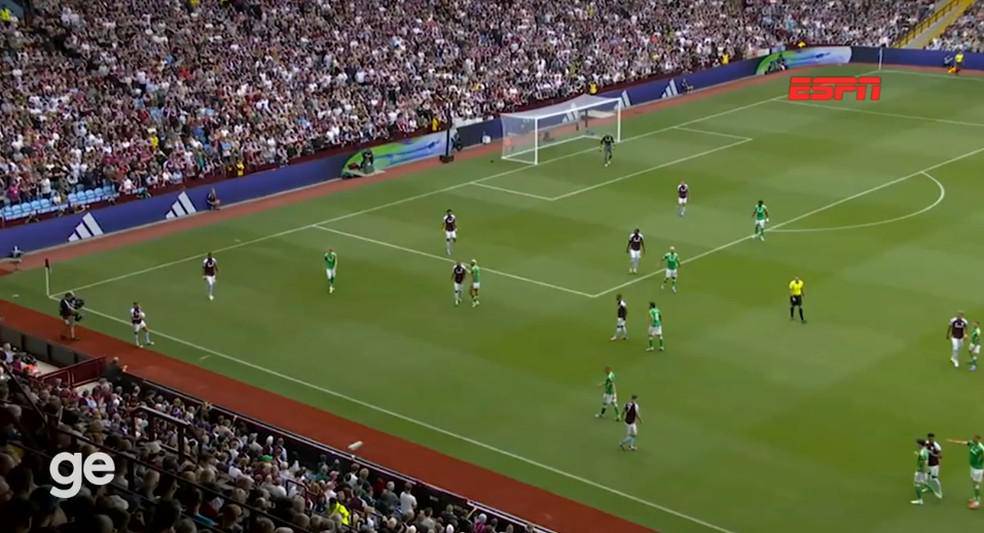 Newcastle (de verde) cede lateral para o Aston Villa em seu campo de defesa e pressiona com nove jogadores