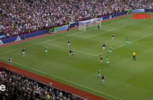 Newcastle (de verde) cede lateral para o Aston Villa em seu campo de defesa e pressiona com nove jogadores (Foto: Reproducao/ESPN)