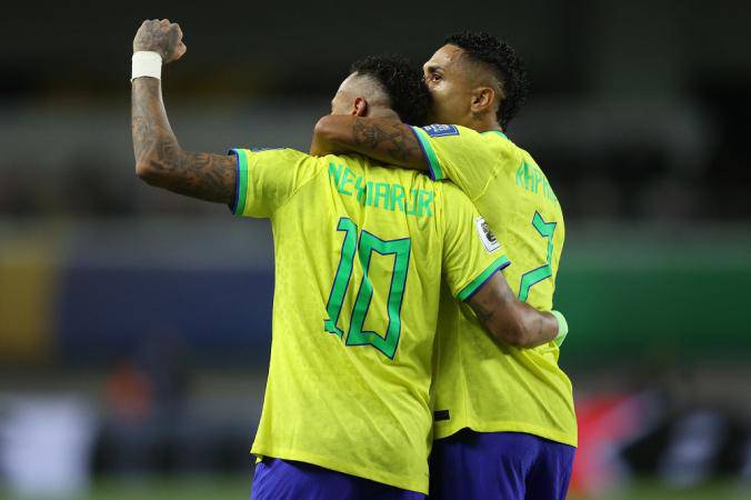 Neymar e Raphinha se abracam em jogo da selecao brasileira contra a Bolivia, pelas Eliminatorias