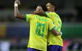 Neymar e Raphinha se abracam em jogo da selecao brasileira contra a Bolivia, pelas Eliminatorias (Foto: Vitor Silva/CBF