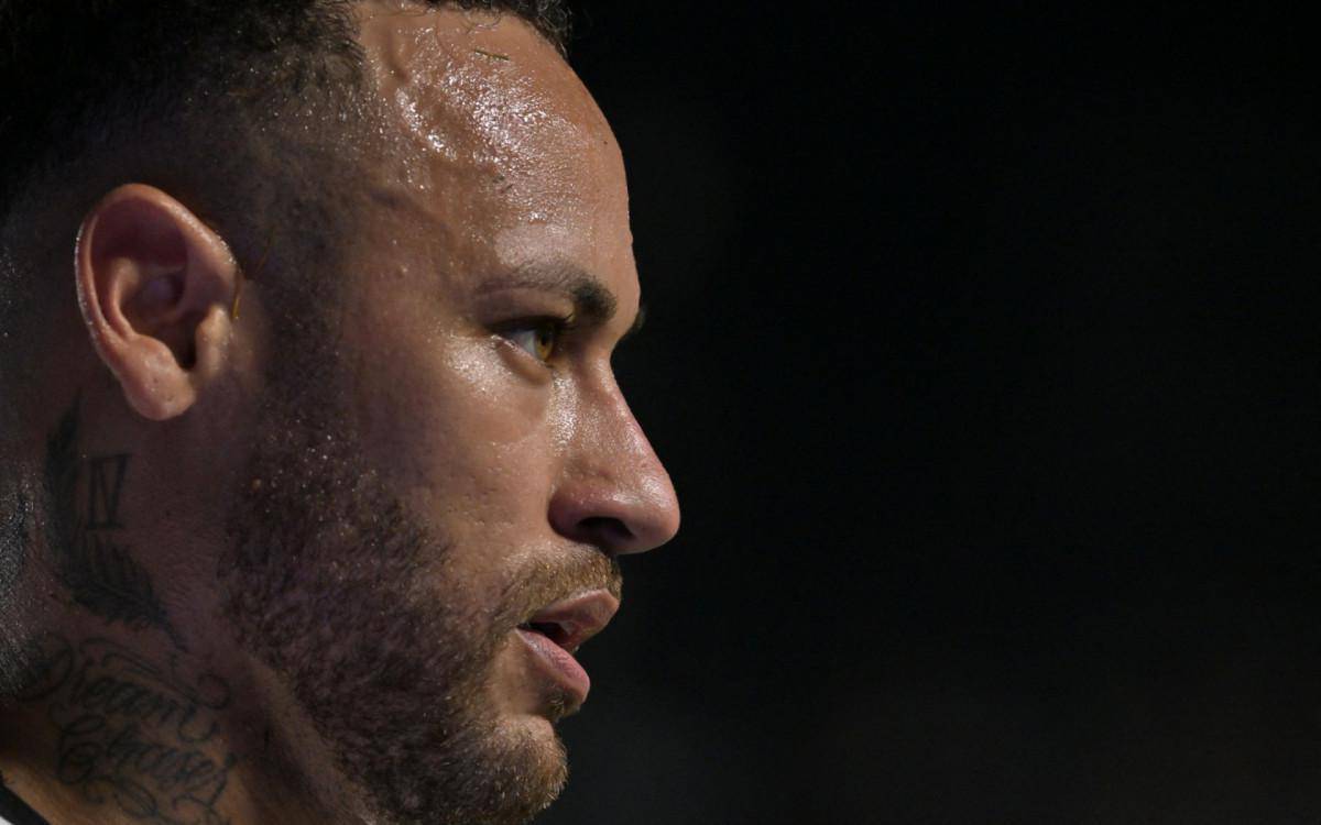 Neymar soma seis gols e tres assistencias em 21 jogos pelo Santos