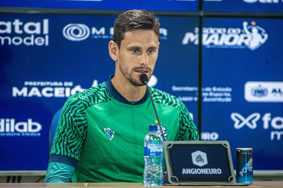 O atleta se junta aos goleiros Alisson, Axel e Kaua no elenco carveiro