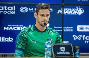 O atleta se junta aos goleiros Alisson, Axel e Kaua no elenco carveiro (Foto: Augusto Oliveira/CSA)