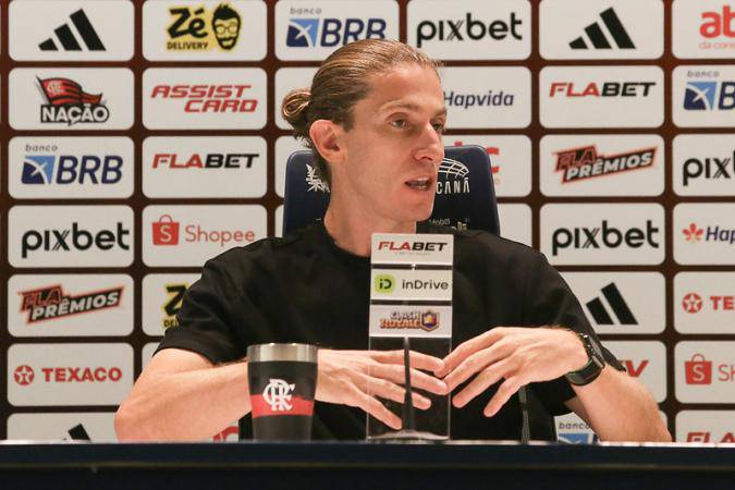 Outra insatisfacao e com Matias Vina, que se tornou terceira opcao para a lateral-esquerda e tem atuado pouco