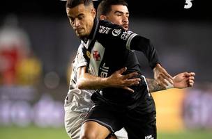 Philippe Coutinho sofre falta ao tentar puxar o contra-ataque: o camisa 10 fez um belo gol de falta (Foto: divulgacao/vasco)