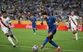 Renan Lodi em acao no jogo entre Al-Hilal e Manchester City (Foto: Chandan Khanna / AFP