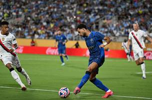Renan Lodi em acao no jogo entre Al-Hilal e Manchester City (Foto: Chandan Khanna / AFP)