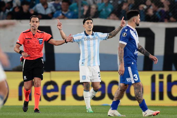 Santiago German Solari, do Racing, comemora um gol na partida contra o Velez no estadio Presidente Peron, em Avellaneda (Argentina)