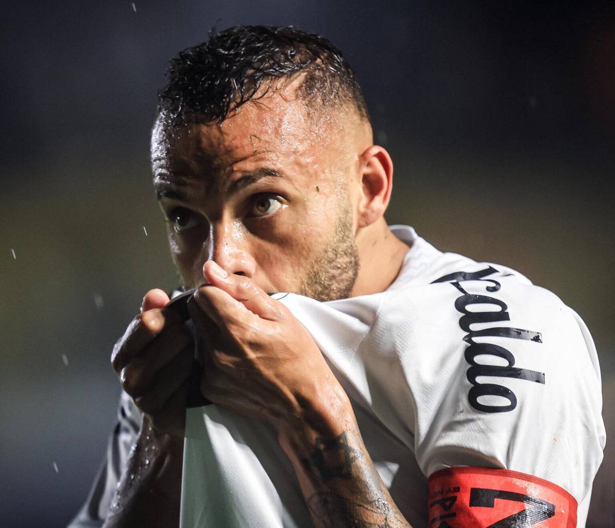 Sem Neymar, Santos vence reservas do Sao Paulo e respira contra o rebaixamento no Brasileirao
