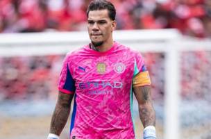 Seu novo clube, Fenerbahce, vive momentos turbulentos apos ter sido eliminado nos playoffs da Liga dos Campeoes (Foto: Reproducao/Instagram/@ederson93)