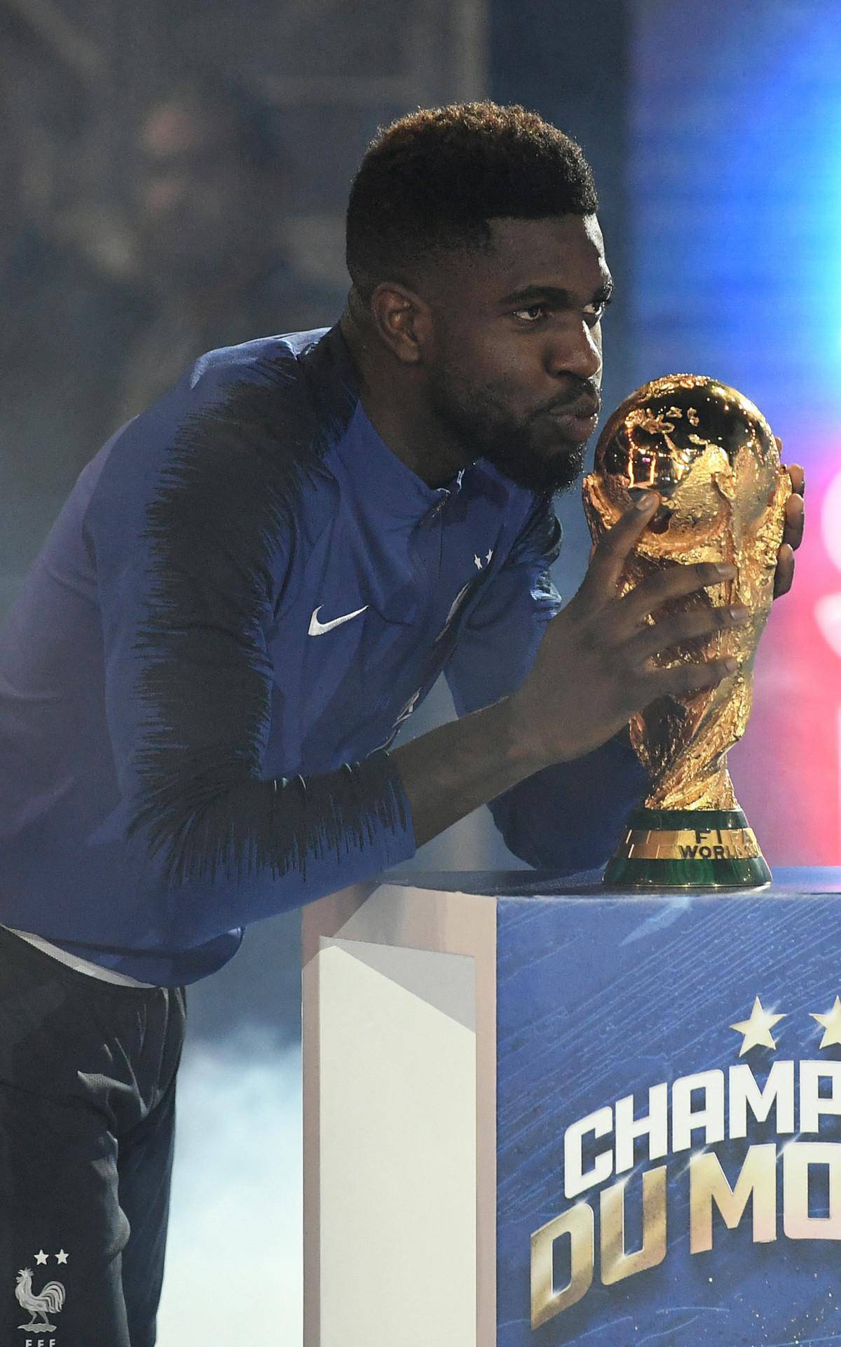 Umtiti beija o trofeu da Copa do Mundo