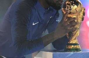 Umtiti beija o trofeu da Copa do Mundo (Foto: Franck Fife / AFP)