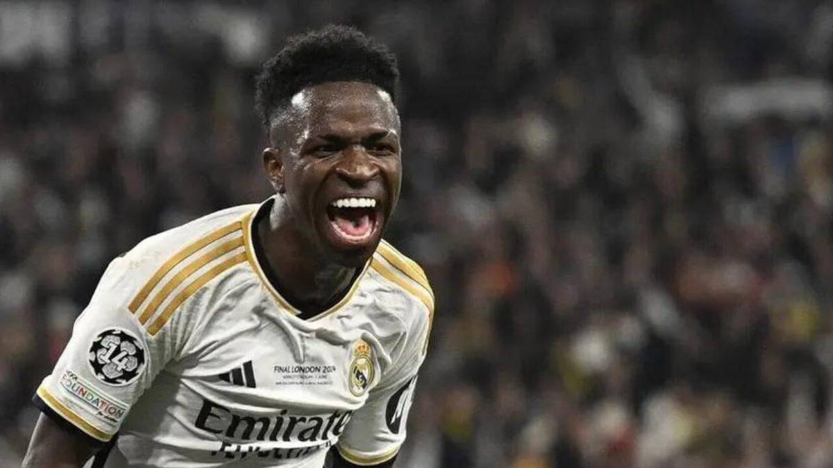 Vinicius Jr. (dir) durante jogo entre Real Madrid e Olympique de Marselha