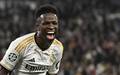 Vinicius Jr. (dir) durante jogo entre Real Madrid e Olympique de Marselha (Foto: Ina Fassbender/AFP