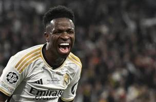 Vinicius Jr. (dir) durante jogo entre Real Madrid e Olympique de Marselha (Foto: Ina Fassbender/AFP)