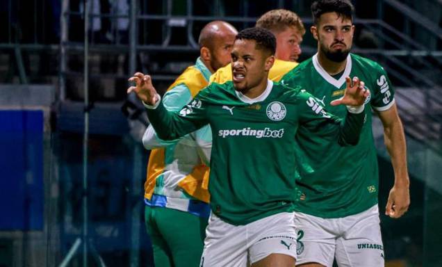 Vitor Roque celebra convocação inesperada para a seleção