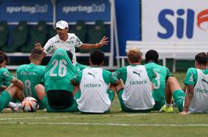 Abel passa instrucoes a jogadores do Palmeiras. (Foto: Cesar Greco/Palmeiras)