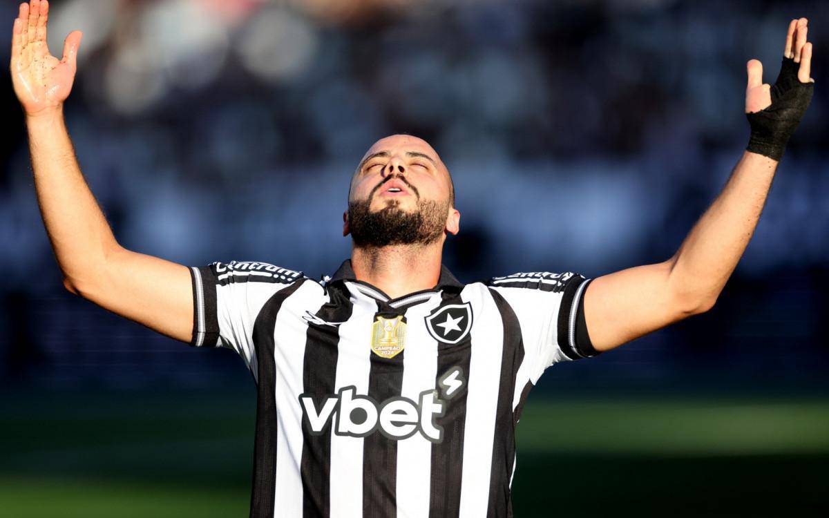 Arthur Cabral comemora gol marcado pelo Botafogo sobre o Fortaleza, no Nilton Santos