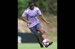 Bastos em acao durante treino do Botafogo, no CT Lonier (Foto: Vitor Silva / Botafogo)