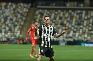 Bernard discute com torcedor do Atletico-MG durante jogo. (Foto: Reproducao / Ge)