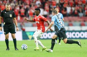 Carbonero e Arthur no Gre-Nal (Foto: Ricardo Duarte/Inter)