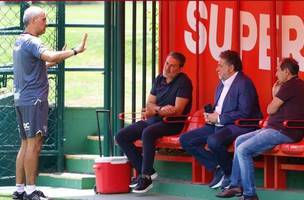Crespo em conversa com membros da diretoria do Sao Paulo. (Foto: Reproducao/Instagram)