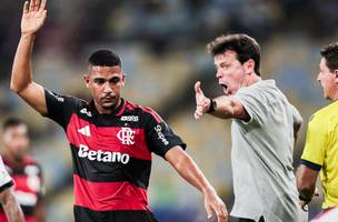 Diniz (ao fundo) em acao durante o classico entre Vasco e Flamengo, no Maracana (Foto: Gilvan de Souza / Flamengo)