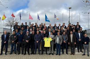 Dirigentes brasileiros de clubes, CBF e federacoes com o presidente de La Liga. (Foto: Reproducao)
