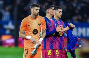 Joan Garcia, Gerard Martin e Pau Cubarsi, do Barcelona. (Foto: Reproducao / Imago)