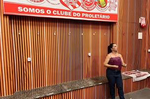 Luciana Lopes no vestiario reformado do Bangu. (Foto: Reproducao / Raphael Zarko)