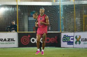 Matheus Paqueta dribla adversario em torneio em Caruaru (PE): irmao de jogador da Selecao cumpre suspensao por doping. (Foto: X1 Brazil / Divulgacao)