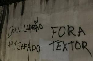 Muros do CT do Botafogo sao pichados nesta madrugada. (Foto: Reproducao/X)