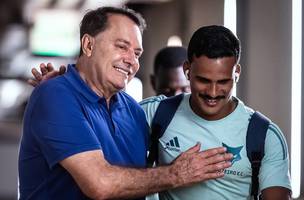 Pedro Lourenco, dono do Cruzeiro, cumprimenta o lateral Kaiki Bruno. (Foto: Reproducao / Gustavo Aleixo)