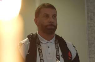 Presidente Pedrinho apreensivo no vestiario antes de enfrentar o Fluminense. (Foto: Reproducao / Vasco TV)