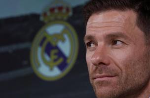 Sob comando de Xabi Alonso, o Real Madrid enfrentara o Al-Hilal nesta quarta-feira (18), as 16h (de Brasilia) (Foto: Thomas Coex / AFP)