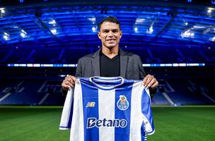 Thiago Silva foi apresentado no Porto. (Foto: Divulgacao)