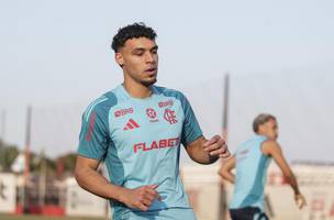 Victor Hugo em acao durante treino do Flamengo no Ninho do Urubu (Foto: Gilvan de Souza / Flamengo)