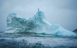 Atleta canadense inova com salto de iceberg no Atlântico