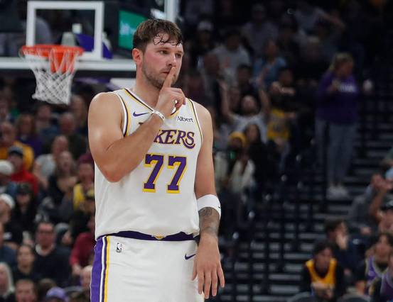 Doncic brilha com 52 pontos em vitória dos Lakers
